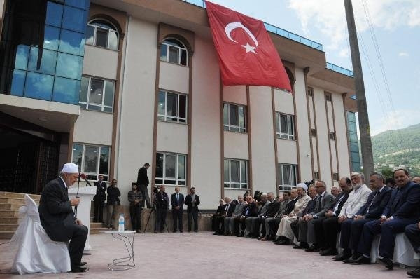 "Tüm Müslümanlığın umutları bize bağlı"
