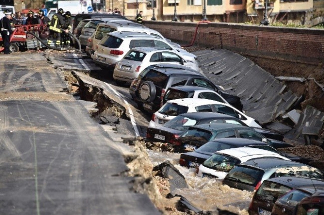 İtalya'da yol çöktü: 20 araç çukura düştü