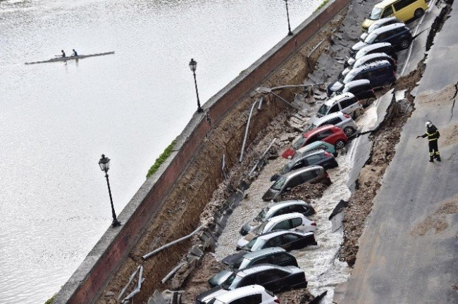 İtalya'da yol çöktü: 20 araç çukura düştü