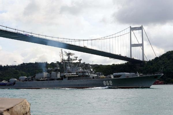 Rus gemisi İstanbul Boğazı'ndan geçti ! Güverteye dikkat