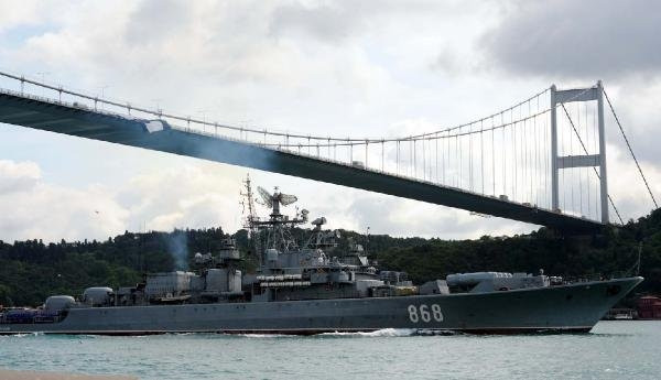 Rus gemisi İstanbul Boğazı'ndan geçti ! Güverteye dikkat