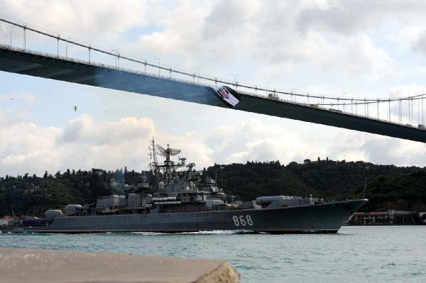 Rus gemisi İstanbul Boğazı'ndan geçti ! Güverteye dikkat