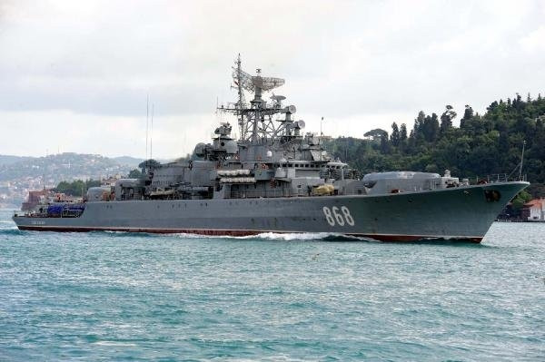 Rus gemisi İstanbul Boğazı'ndan geçti ! Güverteye dikkat