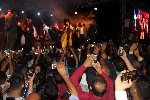 Bülent Ersoy sünnet düğününde sahne aldı