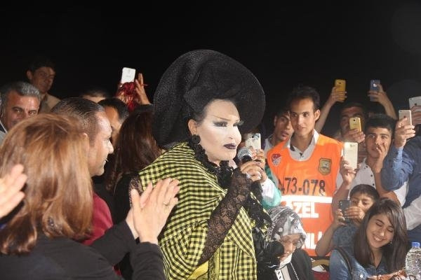 Bülent Ersoy sünnet düğününde sahne aldı