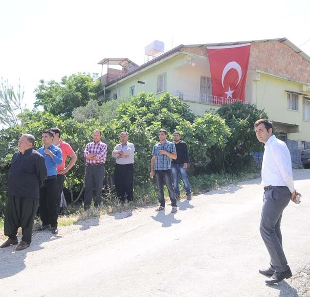 Şehit babasının yıkıldığı o an !