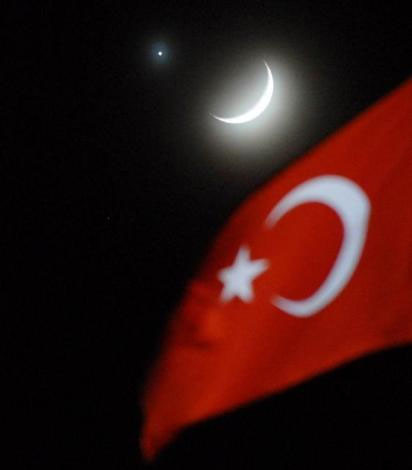 Gökyüzünde Ay-Yıldız şöleni !