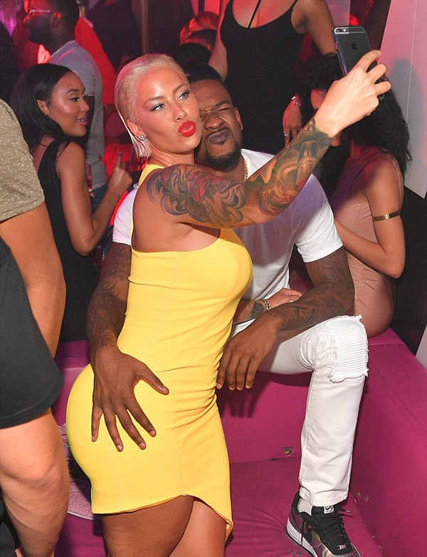 Amber Rose'dan olay yaratan selfie!