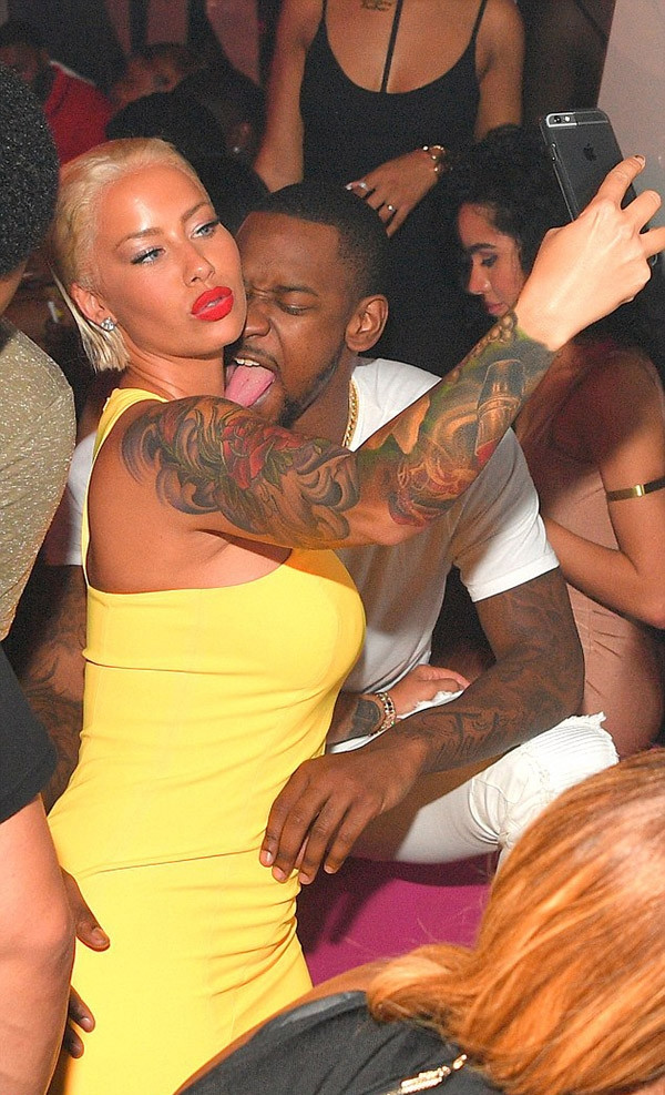 Amber Rose'dan olay yaratan selfie!