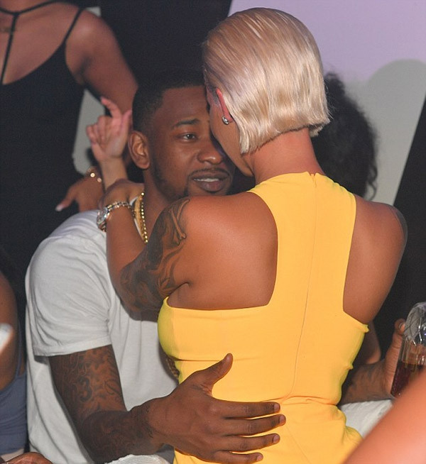 Amber Rose'dan olay yaratan selfie!