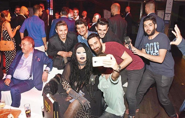 Bülent Ersoy, Hande Yener'in kalçasını elledi