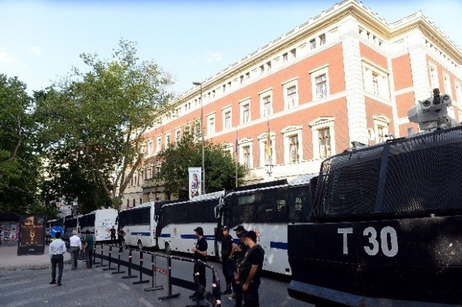 Konsolosluk önünde büyük önlem