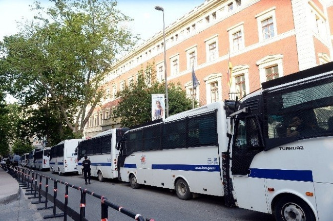 Konsolosluk önünde büyük önlem