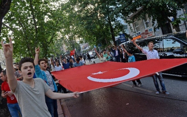Ülkü Ocakları mehteranla Almanya Konsolusluğu'na yürüdü