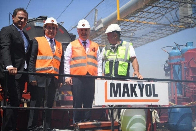 Bakan Ahmet Arslan önce asfalt döktü sonra da...