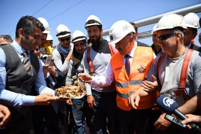Bakan Ahmet Arslan önce asfalt döktü sonra da...