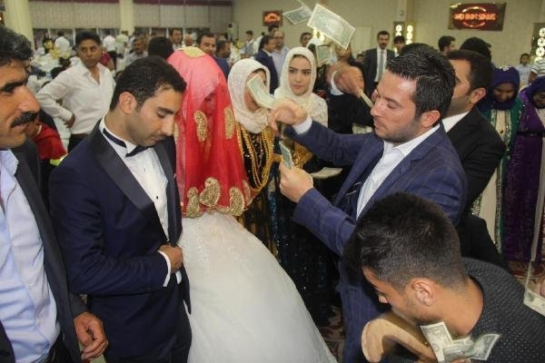 Aşiret Düğününde Dolar Yağmuru