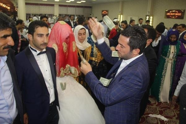 Aşiret Düğününde Dolar Yağmuru