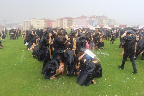 Üniversiteliler, Mezuniyet Törenine Doluya Yakalandı