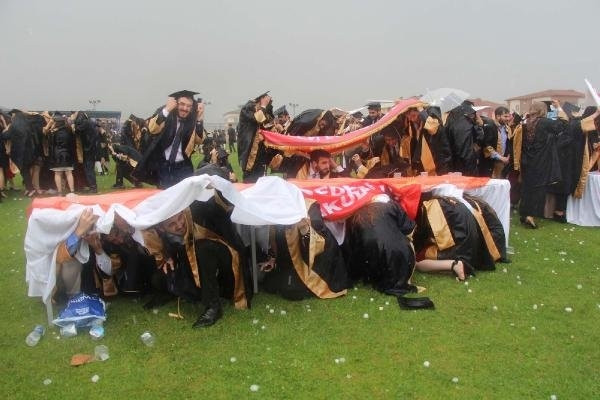 Üniversiteliler, Mezuniyet Törenine Doluya Yakalandı