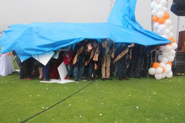 Üniversiteliler, Mezuniyet Törenine Doluya Yakalandı