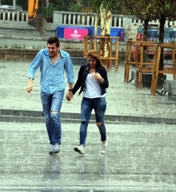 İstanbulluları şaşırtan sağnak yağış!