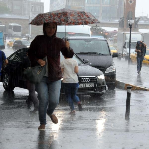 İstanbulluları şaşırtan sağnak yağış!