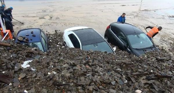 Kağıthane'de Sel Araçları Toprak Altına Bıraktı