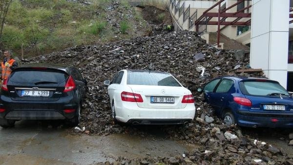Kağıthane'de Sel Araçları Toprak Altına Bıraktı