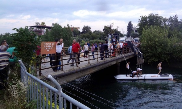 Öğrenci otobüsü sulama kanalına devrildi: Ölüler var