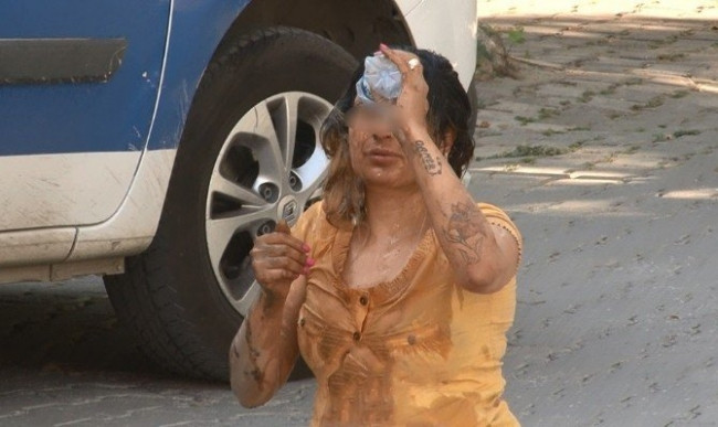 Taksi almayınca ortalığı birbirine kattılar