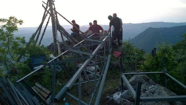 820 metre rakımlı tepeye Türk bayrağı asıldı