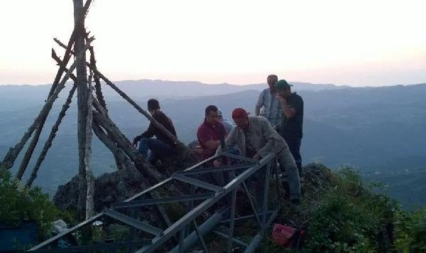 820 metre rakımlı tepeye Türk bayrağı asıldı
