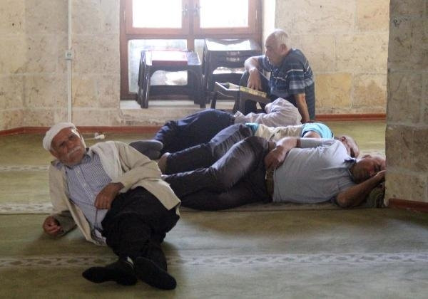 Şanlıurfa’da camilerde 'Ramazan uykusu’