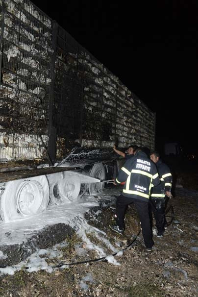 Tavuk yüklü TIR alev alev yandı