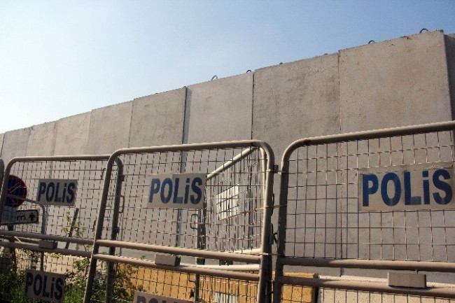 ABD Konsolosluğu'nda beton duvarlı önlem