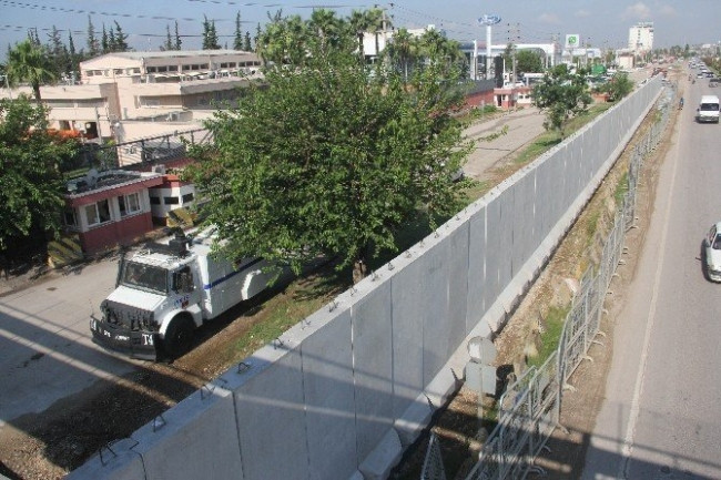 ABD Konsolosluğu'nda beton duvarlı önlem