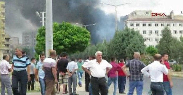 Emniyet Müdürlüğü'ne bomba yüklü araçla saldırdılar