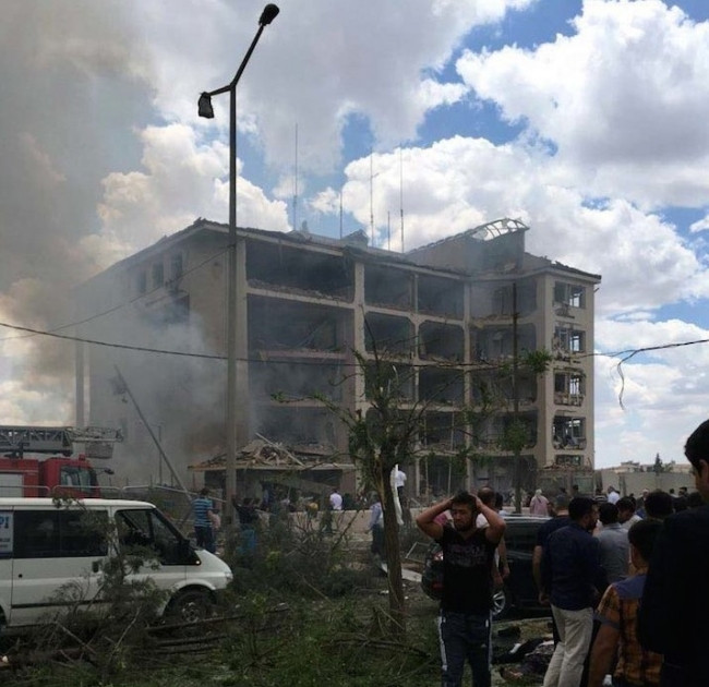 Emniyet Müdürlüğü'ne bomba yüklü araçla saldırdılar
