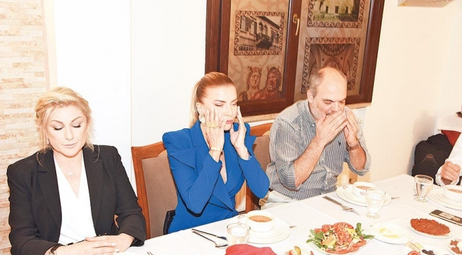 Bülent Ersoy iftar yemeği verdi ! İvana Sert dua etti