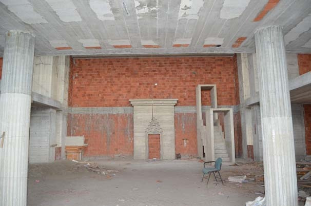 Minareleri kiliseye benzeyen cami 10 yıldır inşaat halinde