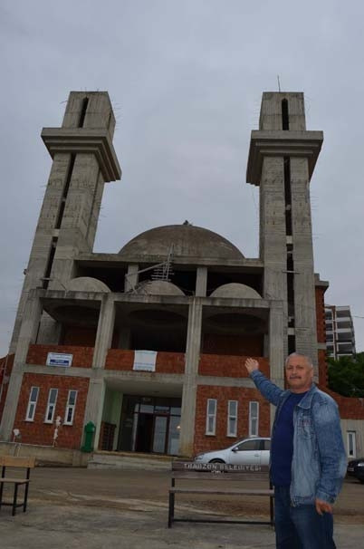 Minareleri kiliseye benzeyen cami 10 yıldır inşaat halinde