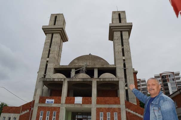 Minareleri kiliseye benzeyen cami 10 yıldır inşaat halinde