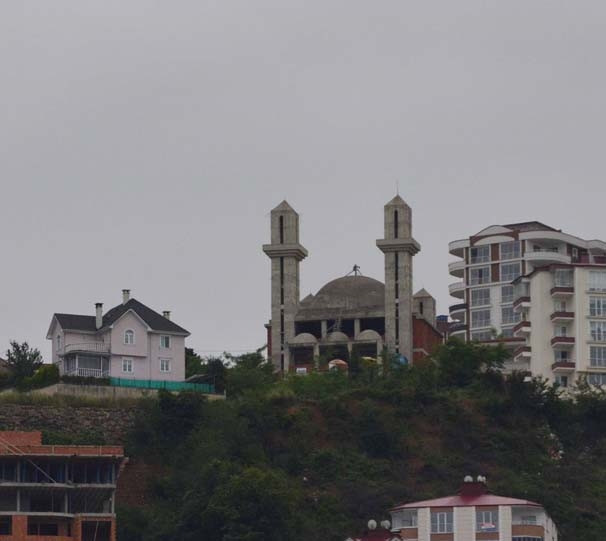 Minareleri kiliseye benzeyen cami 10 yıldır inşaat halinde