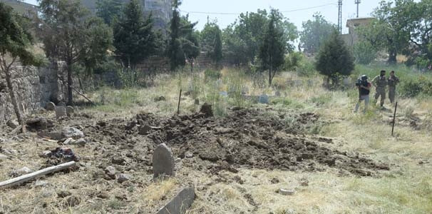 Teröristler mezarlığa bile patlayıcı döşemiş !