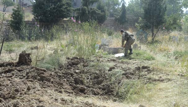 Teröristler mezarlığa bile patlayıcı döşemiş !
