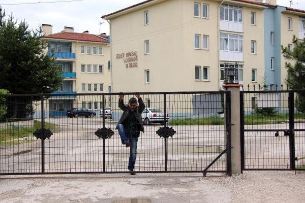 Öğretmenler kapıdan atlayarak okula gidiyor