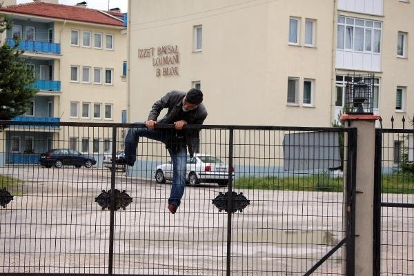 Öğretmenler kapıdan atlayarak okula gidiyor
