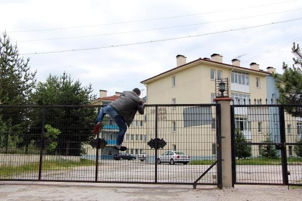 Öğretmenler kapıdan atlayarak okula gidiyor
