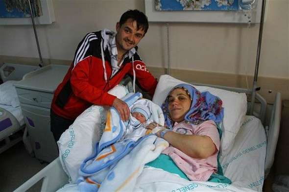 Heyecandan müşterisinin kulağını kesti